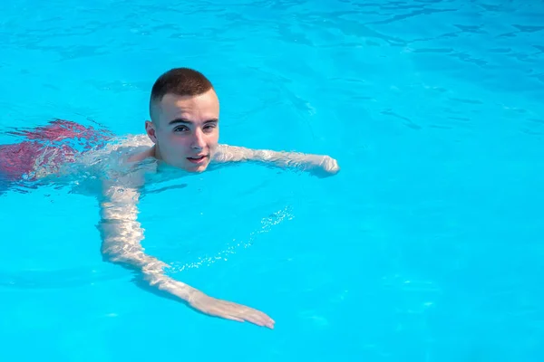 Handicapped nuotatore maschile in piscina — Foto Stock