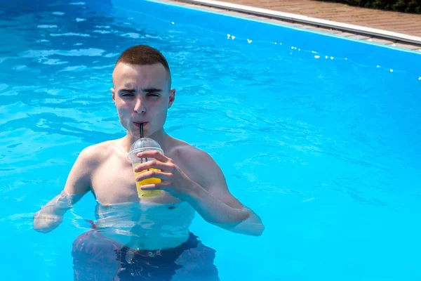 男性アンプテ飲料ジュースでプール — ストック写真