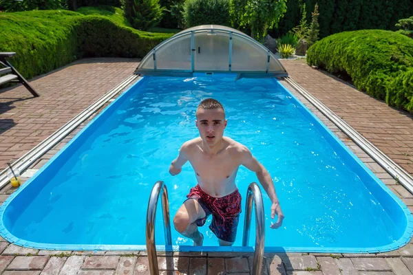 Uomo handicappato che lascia la piscina — Foto Stock