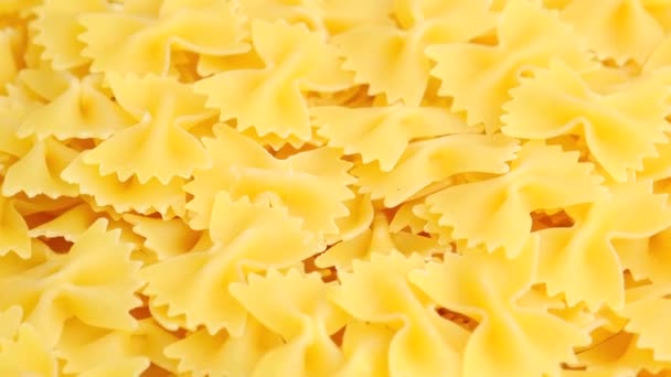 Droge ongekookte Italiaanse farfalle pasta roterende close-up — Stockvideo