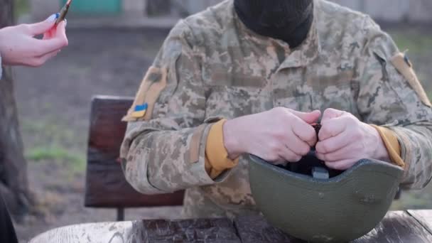 Ukrainischer Soldat lädt Munition in Magazin — Stockvideo