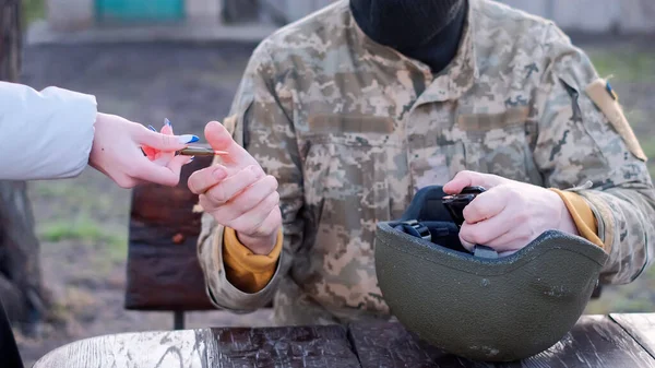 Ukrainska soldat laddar ammunition i en tidning — Stockfoto
