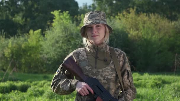 Portrait of female soldier in camouflage uniform looking at camera — Video Stock