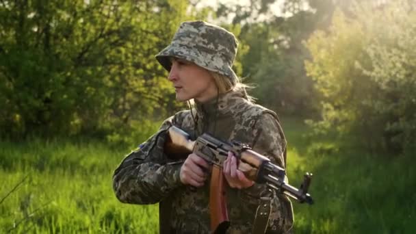 Ukrainian female soldier armed with an assault rifle patrols a combat zone — Video Stock