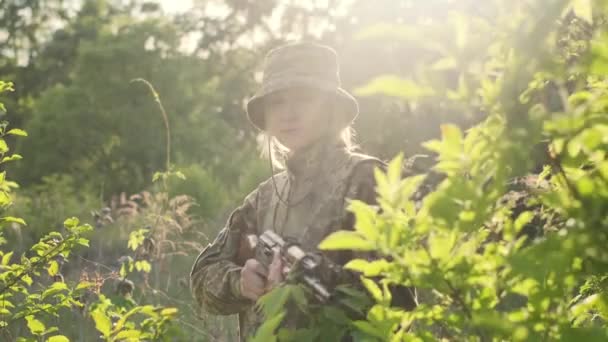 Ukrainian female soldier armed with an assault rifle patrols a combat zone — стокове відео