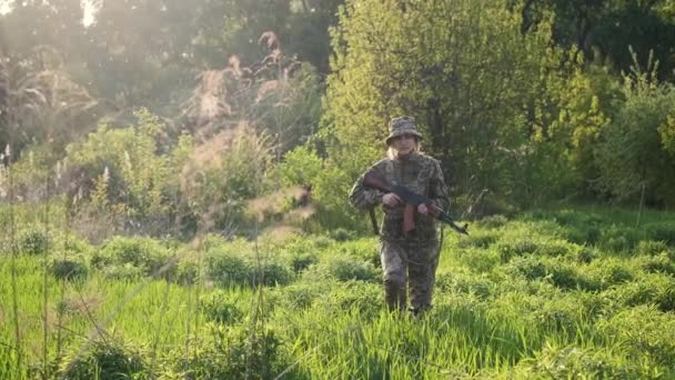 Oekraïense vrouwelijke soldaat bewapend met een aanvalsgeweer patrouilleert in een gevechtszone — Stockvideo