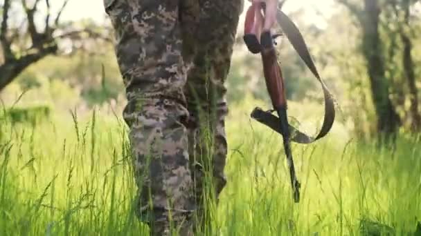 Voltar ver pernas de soldado ucraniano feminino armado com um rifle de assalto — Vídeo de Stock