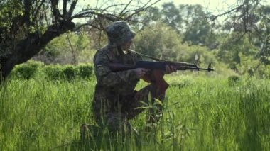 Silahlı Ukraynalı kadın asker saldırı bölgesinde devriye geziyor.