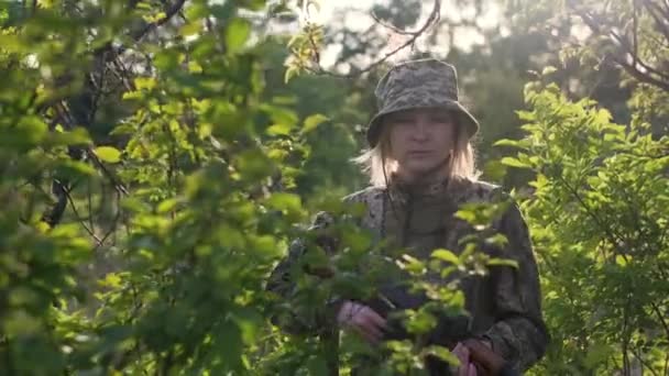Ukrainian female soldier armed with an assault rifle patrols a combat zone — стокове відео
