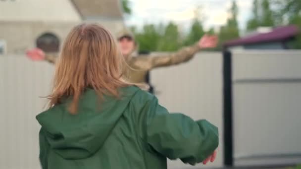 Soldado Ucraniano Feliz Mãe Filha Abraçando Abraçando Beijando Close Tiro — Vídeo de Stock