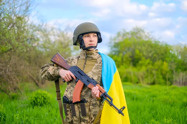 Вооружённая Автоматом Женщина Солдат Камуфляжной Форме Шлеме Прикрытая Украинским Флагом — стоковое фото