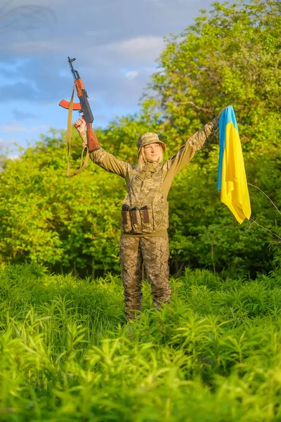 Вооружённые Автоматом Женщины Камуфляжной Форме Поднимают Оружие Украинским Флагом Отводят — стоковое фото