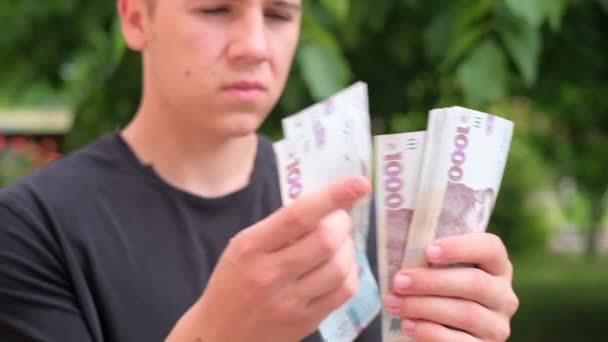 Ung Kaukasisk Man Håller Händerna Och Räkna Eller Kontrollera Nya — Stockvideo