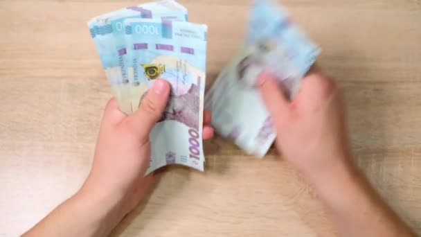 코카서스 우크라이나어 신문을 숫자를 세거나 확인하고 있으며 Hryvnias 지폐가 — 비디오