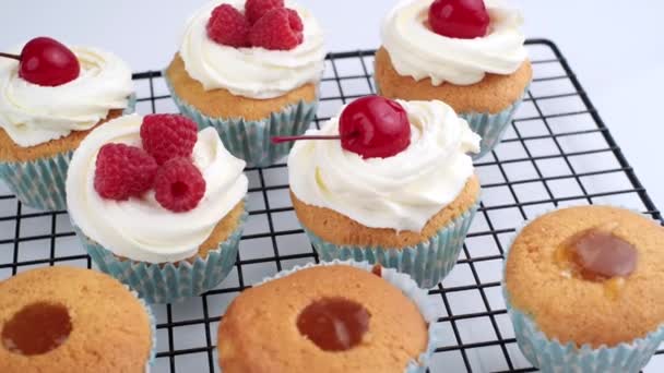 Roterande Muffins Med Körsbär Och Hallon Läckra Bakverk För Fest — Stockvideo