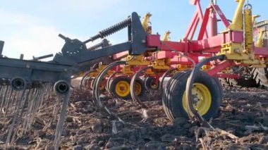 Böcek ilacı ve gübre uygulamak için takip edilen tarımsal makinelerin yakın plan görüntüleri. Amonyak gübreleri hortumlardan yere püskürtülür.