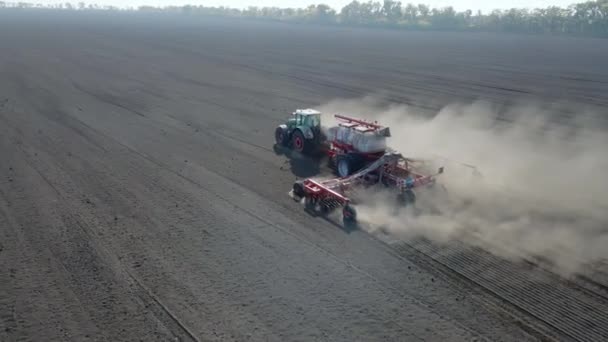 Side View Tractor Sowing Seeds Seeder Driller Field Drone Shot — ストック動画
