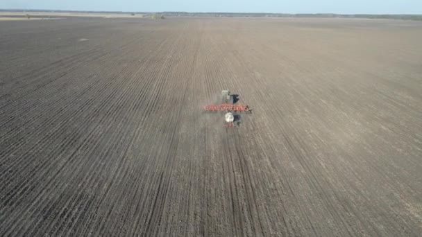 Aerial View Tractor Trailed Agricultural Machinery Plowing Apply Fertilizers Soil — Vídeo de Stock