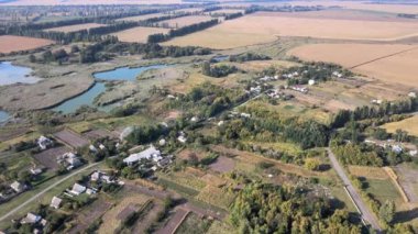 Nehir ve tarlalar yakınlarındaki yerleşim yerlerinin havadan görünüşü, Kiev bölgesindeki Ukrayna 'nın küçük köyü yaz mevsiminde yeşil alan ve gökyüzüne karşı. Yurtiçi turizm