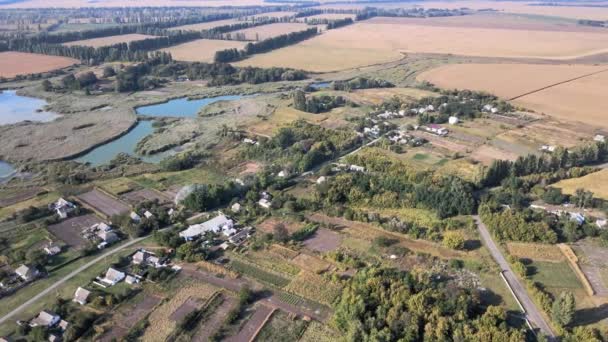 Widok Lotu Ptaka Budynków Mieszkalnych Przedmieściach Pobliżu Rzeki Pól Ukraińska — Wideo stockowe