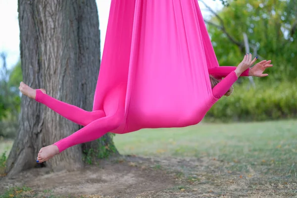 Hermosa Joven Practica Yoga Aéreo Mientras Está Acostada Una Hamaca —  Fotos de Stock