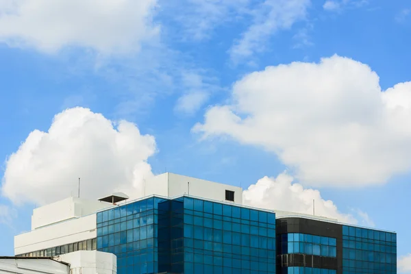 Bulutlar ve mavi gökyüzü arka plan üzerinde bina 