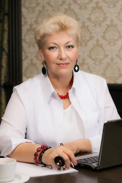 Elegant woman works at office — Stock Photo, Image