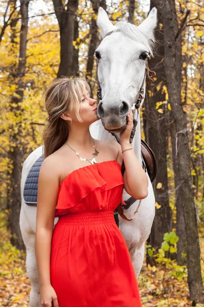 Jovem mulher beijos de seu cavalo — Fotografia de Stock