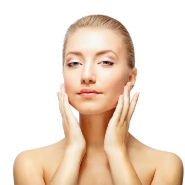 güzel genç kadın çıplak omuzlarına gülümsüyor