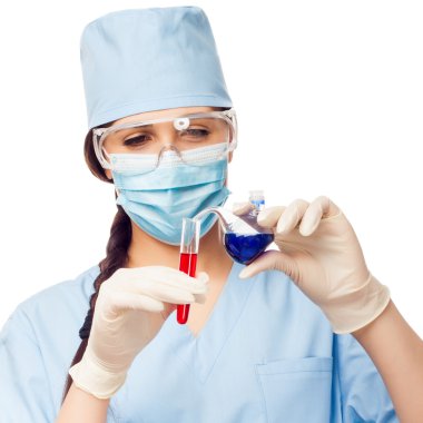 Ellerindeki renkli şişeler ile kadın kimyacı