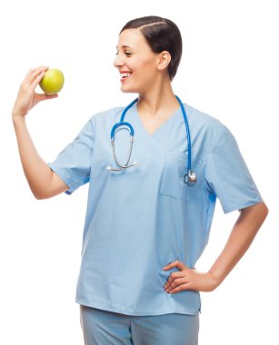hap ve elma tutan genç bir doktor