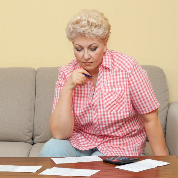 Woman calculating her debts — Stock Photo, Image