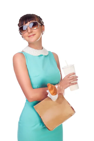 Brünette im türkisfarbenen Kleid mit Fast Food — Stockfoto