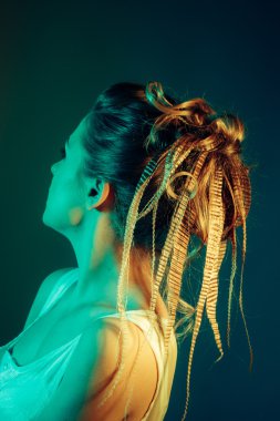 güzel bir kadın renk ışık