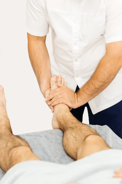 Osteopaat Onderzoekt Iemands Voet — Stockfoto