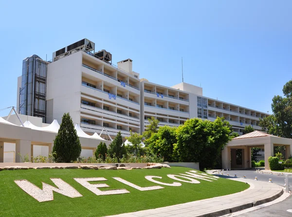 Entrada do hotel com gramado verde e palavra BEM-VINDO — Fotografia de Stock