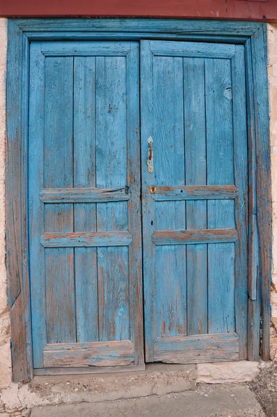 Porta de madeira velha pintada de cor azul — Fotografia de Stock