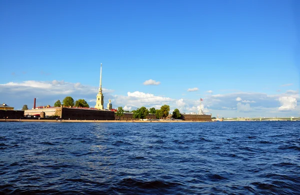 Vista de San Petersburgo desde el río Neva. El Pedro y Pablo Para —  Fotos de Stock