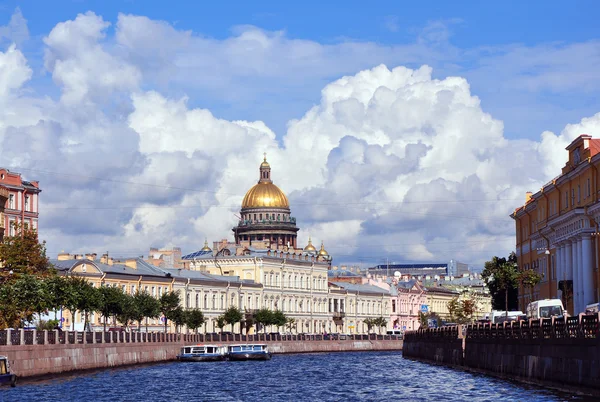 Kupolen i Isakskatedralen i Sankt Petersburg i sommar. Rus — Stockfoto