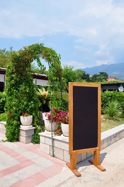 Vazio Vintage slake ao lado de terraço restaurante ao ar livre em Budva — Fotografia de Stock