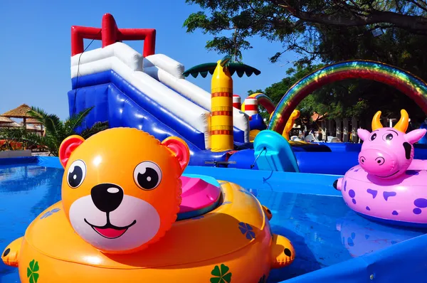 Juguetes inflables en la piscina que suda de los niños y el castillo inflable —  Fotos de Stock