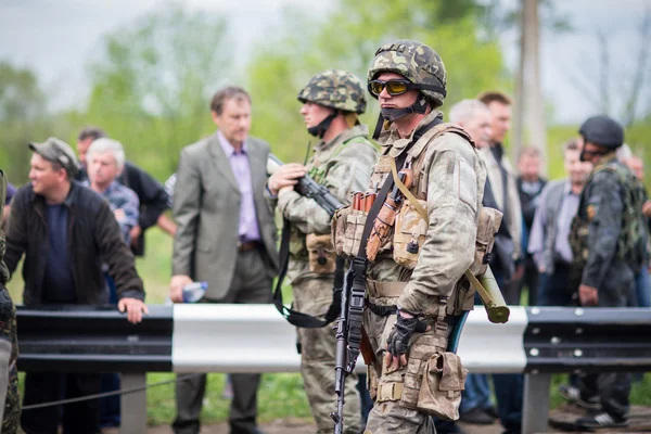 Kramatorsk, Ucrânia. 02.05.2014. Ponto de encontro perto da aldeia Andreevka . — Fotografia de Stock