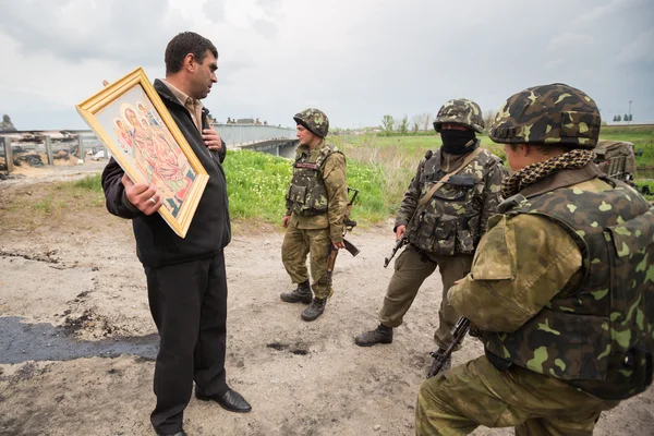 Kramatorsk, Ucrânia. 02.05.2014. Ponto de encontro perto da aldeia Andreevka . — Fotografia de Stock