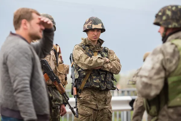 Kramatorsk, Ucrania. 02.05.2014. punto de encuentro cerca del pueblo Andreevka . —  Fotos de Stock