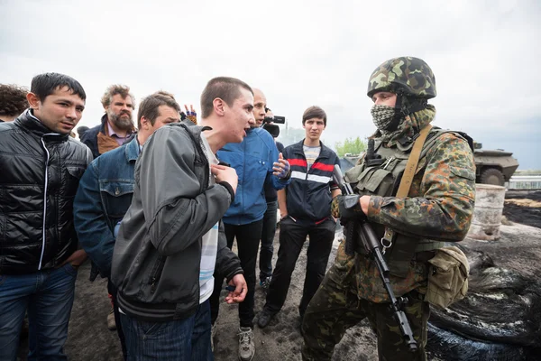 Kramatorsk, Ucrânia. 02.05.2014. Ponto de encontro perto da aldeia Andreevka . — Fotografia de Stock