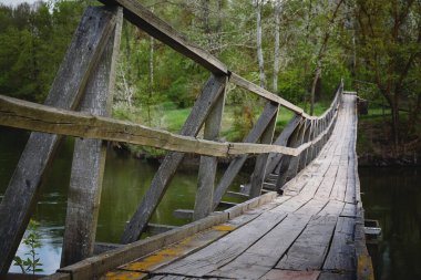 Nehir üzerindeki ahşap asma köprü.
