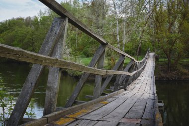 Nehir üzerindeki ahşap asma köprü.