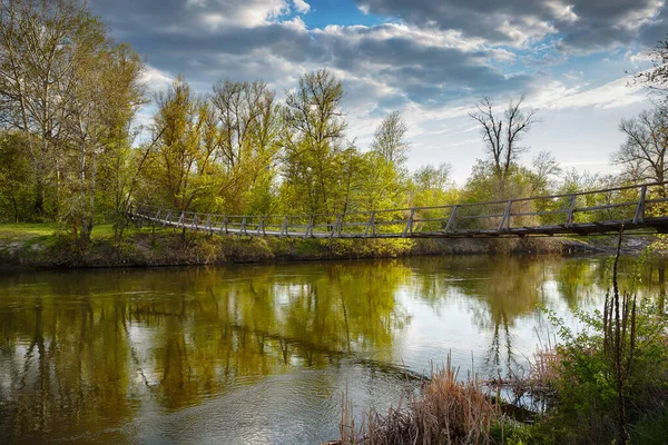 Деревянный Подвесной Мост Через Реку — стоковое фото