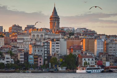 Yolculuk. İstanbul, Türkiye. Akşam şehri manzarası, Galata kulesi ve Golden Horn limanı.