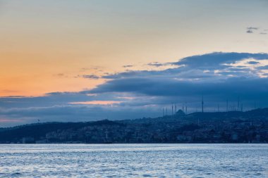 Sabahın köründe deniz manzaralı büyük bir şehir. İstanbul, Asyalı kısmı. Türkiye